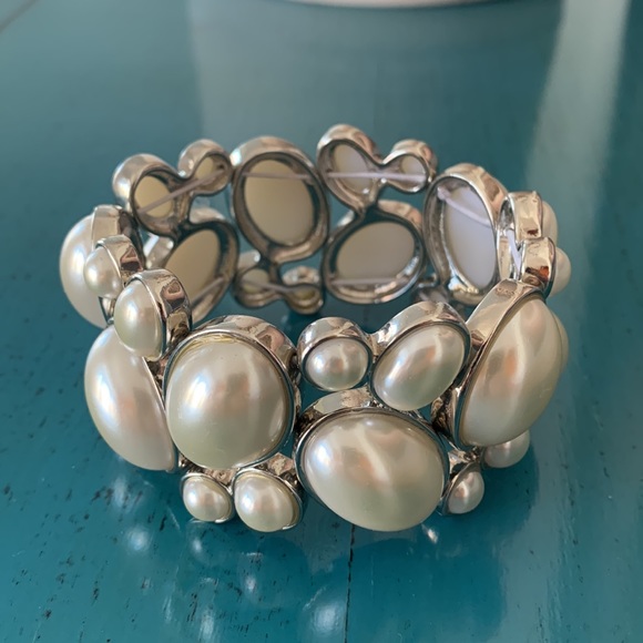 Banana Republic stunning pearl and silver stretch elastic cuff bracelet. - Picture 3 of 7